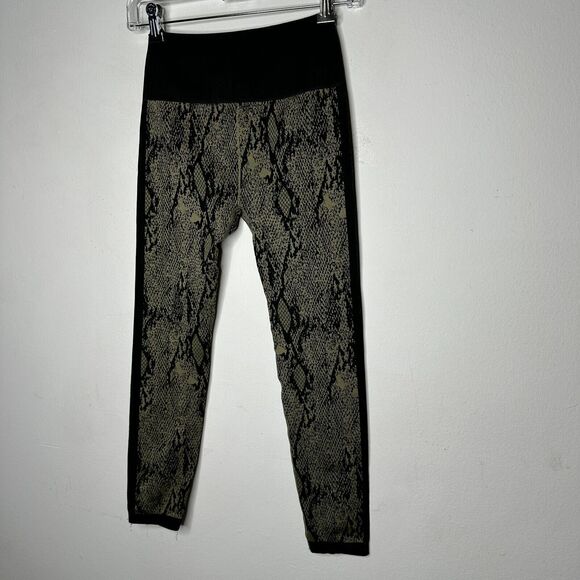 Fabletics Black & Gold Snake Print Ankle Leggings Wide Black Waistband S - Picture 3 of 12